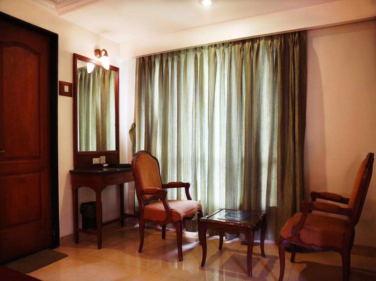 Hotel Srimaan Poona Buitenkant foto
