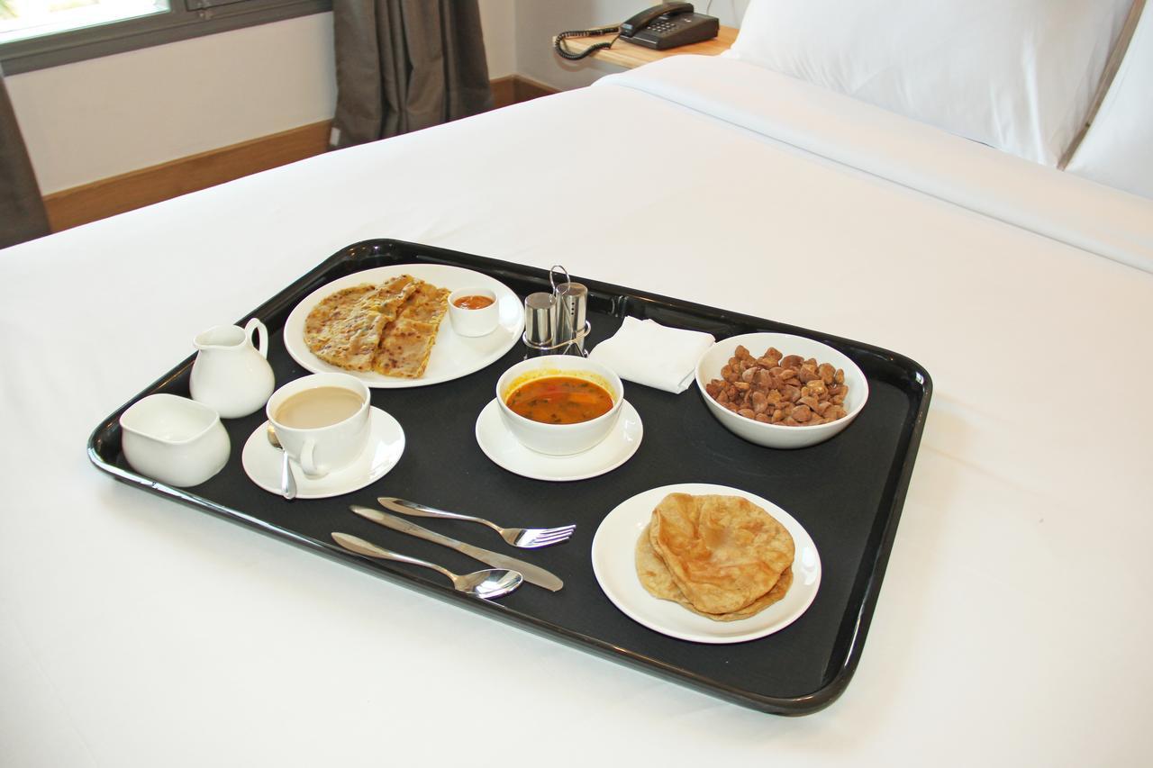 Hotel Srimaan Poona Buitenkant foto