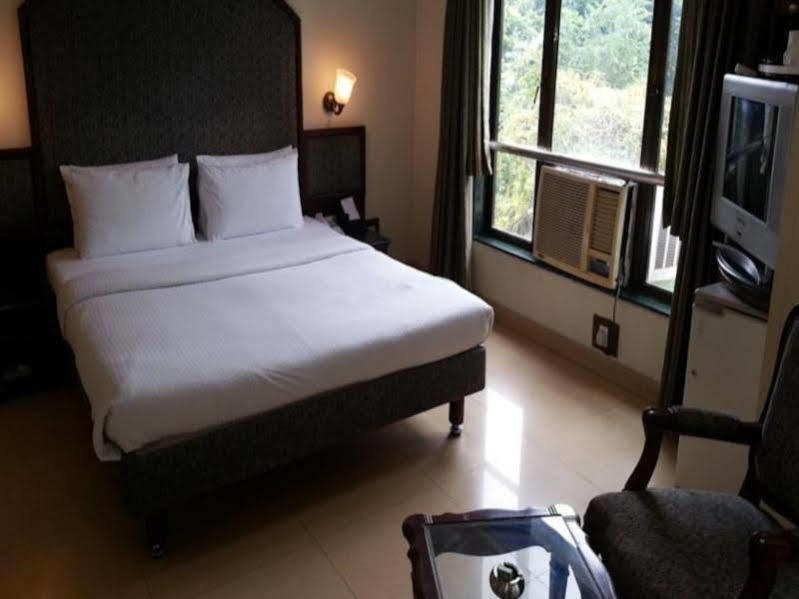 Hotel Srimaan Poona Buitenkant foto