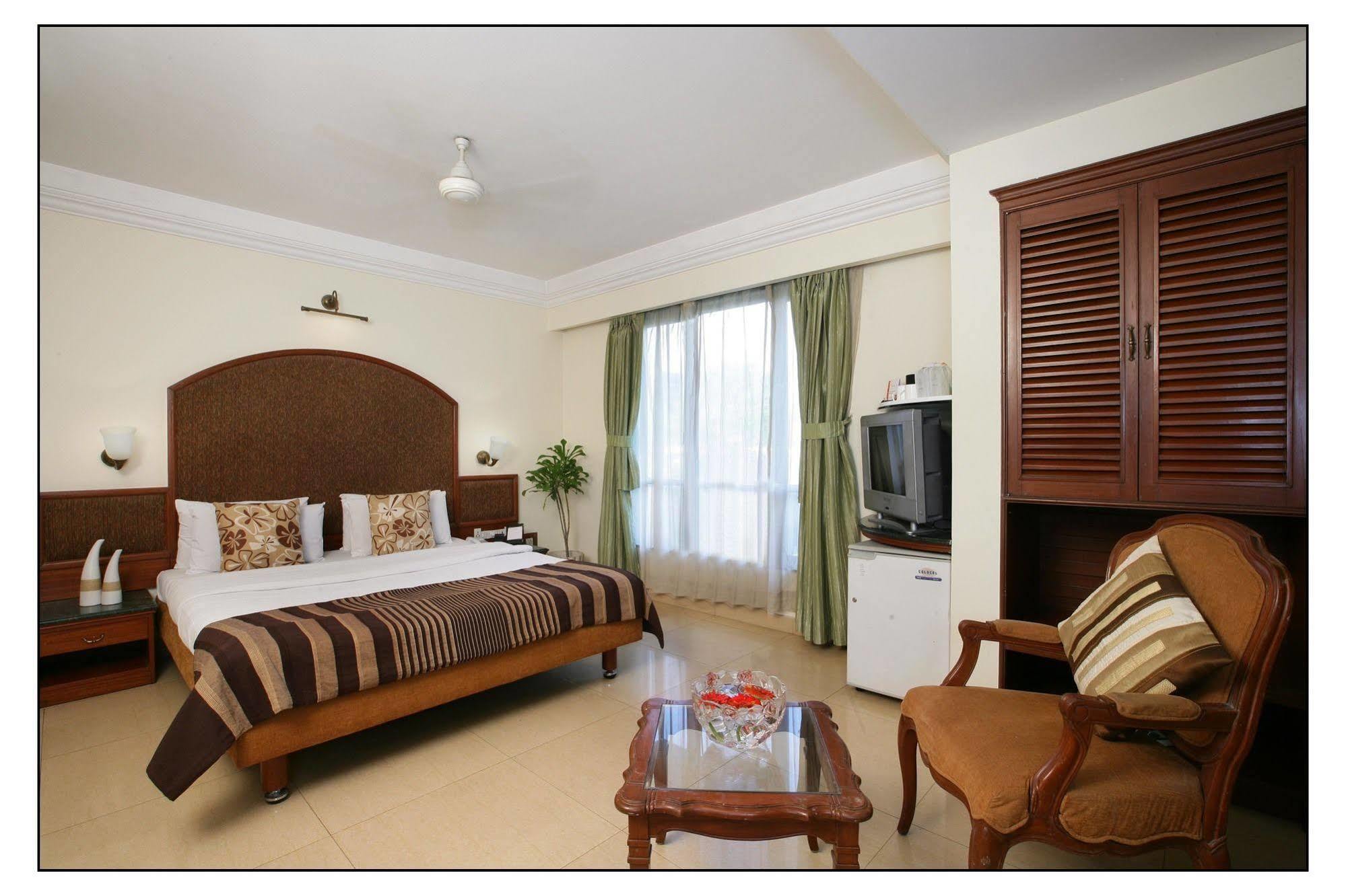 Hotel Srimaan Poona Buitenkant foto