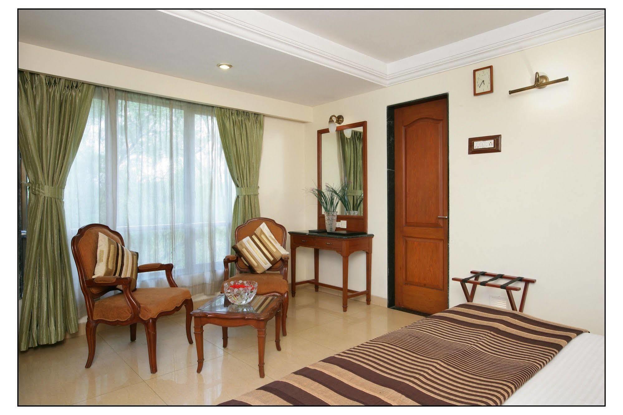 Hotel Srimaan Poona Buitenkant foto