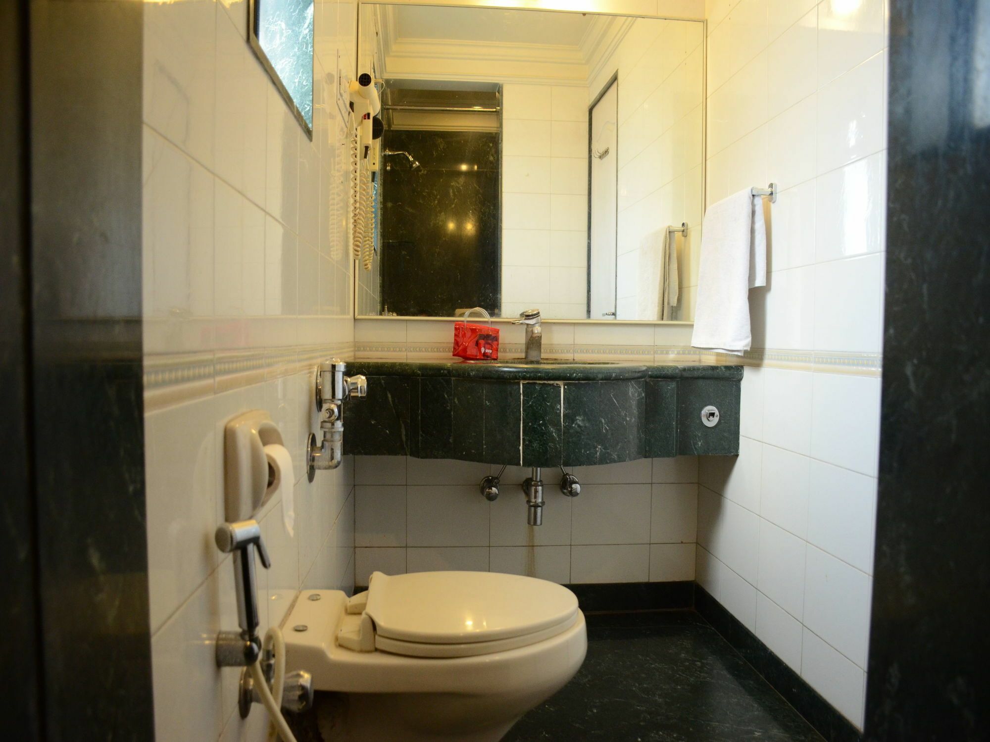 Hotel Srimaan Poona Buitenkant foto